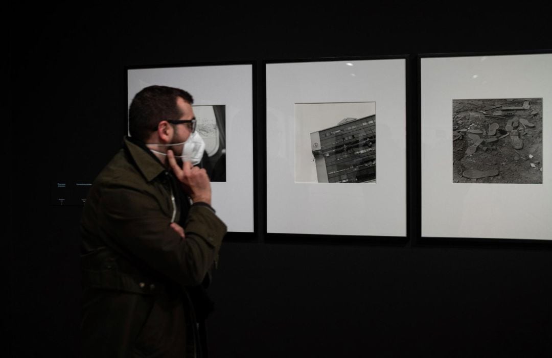 Un hombre observa las obras de Tomoko Yoneda, una fotógrafa japonesa de prestigio internacional que ha realizado un proyecto sobre la Guerra Civil española y Federico García Lorca en la Fundación Mapfre de Madrid