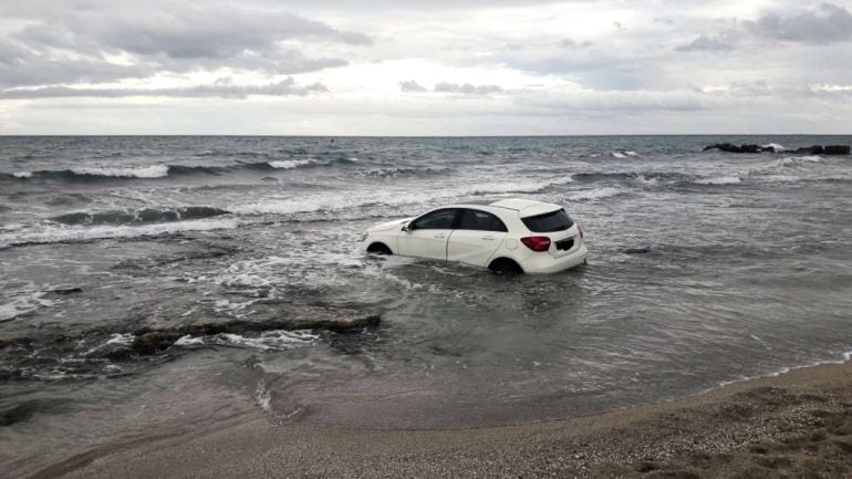 El vehículo de la marca Mercedes en el interior del agua de la playa de Agua Amarga (Alicante)