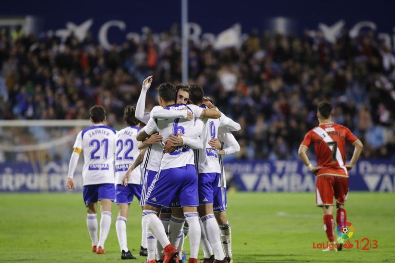 Los jugadores del Real Zaragoza celebran la victoria contra el Rayo en la Romareda