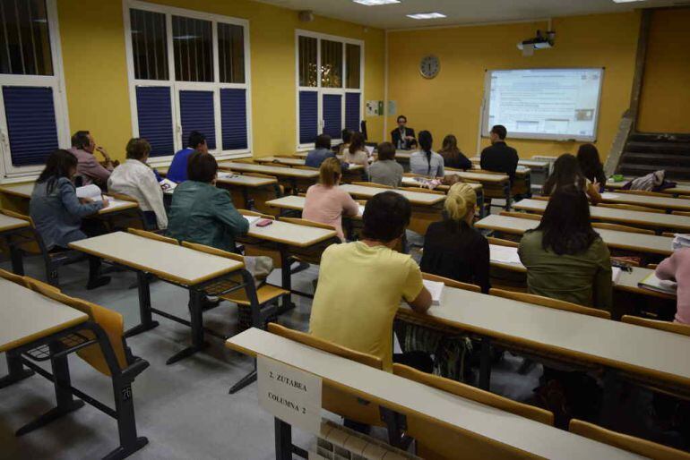 Alumnos de la UNED durante una clase