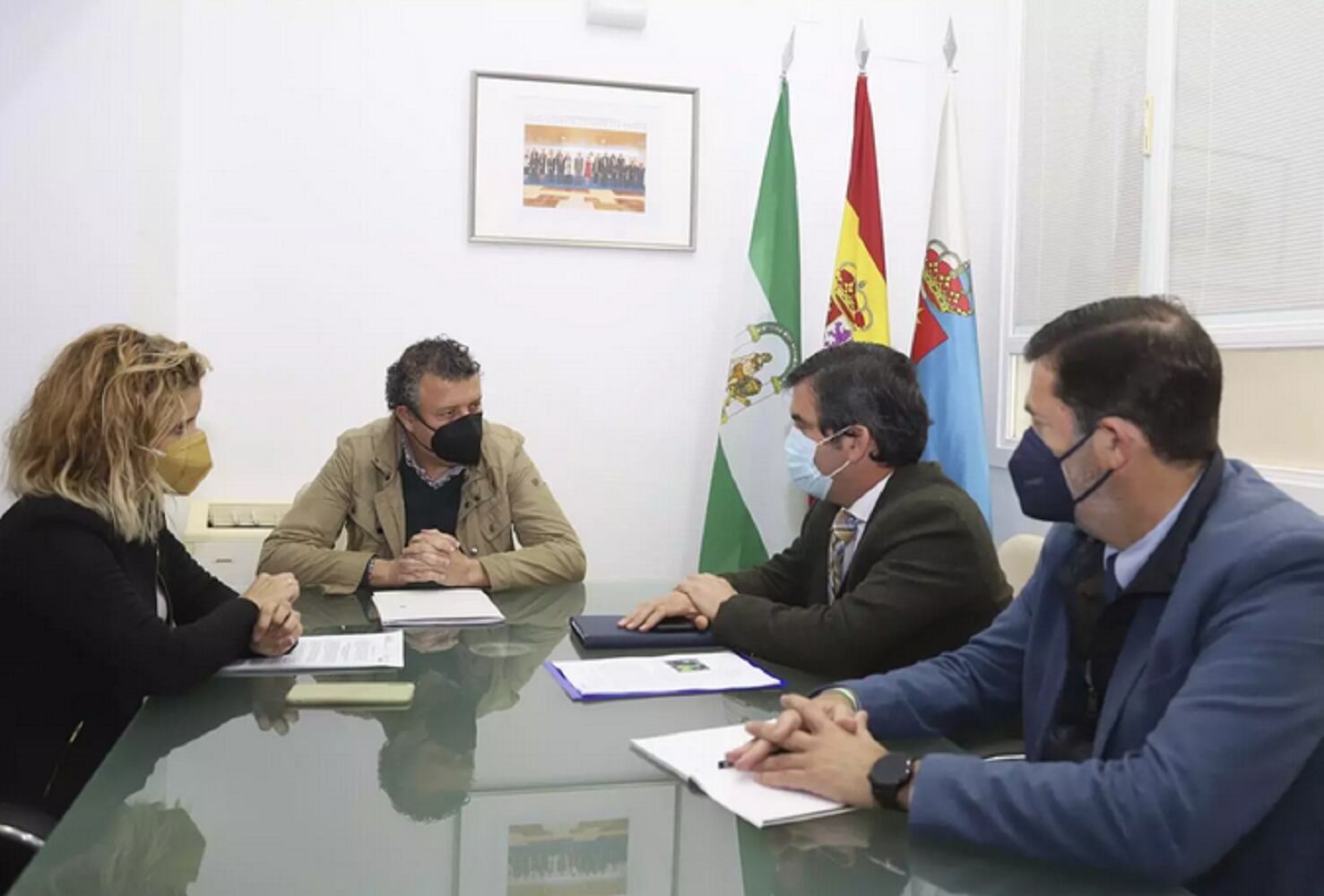 Reunión del alcalde de La Rinconada, Javier Fernández; Trinidad Romera; Juan González de Escalada, y José Luis Benavente