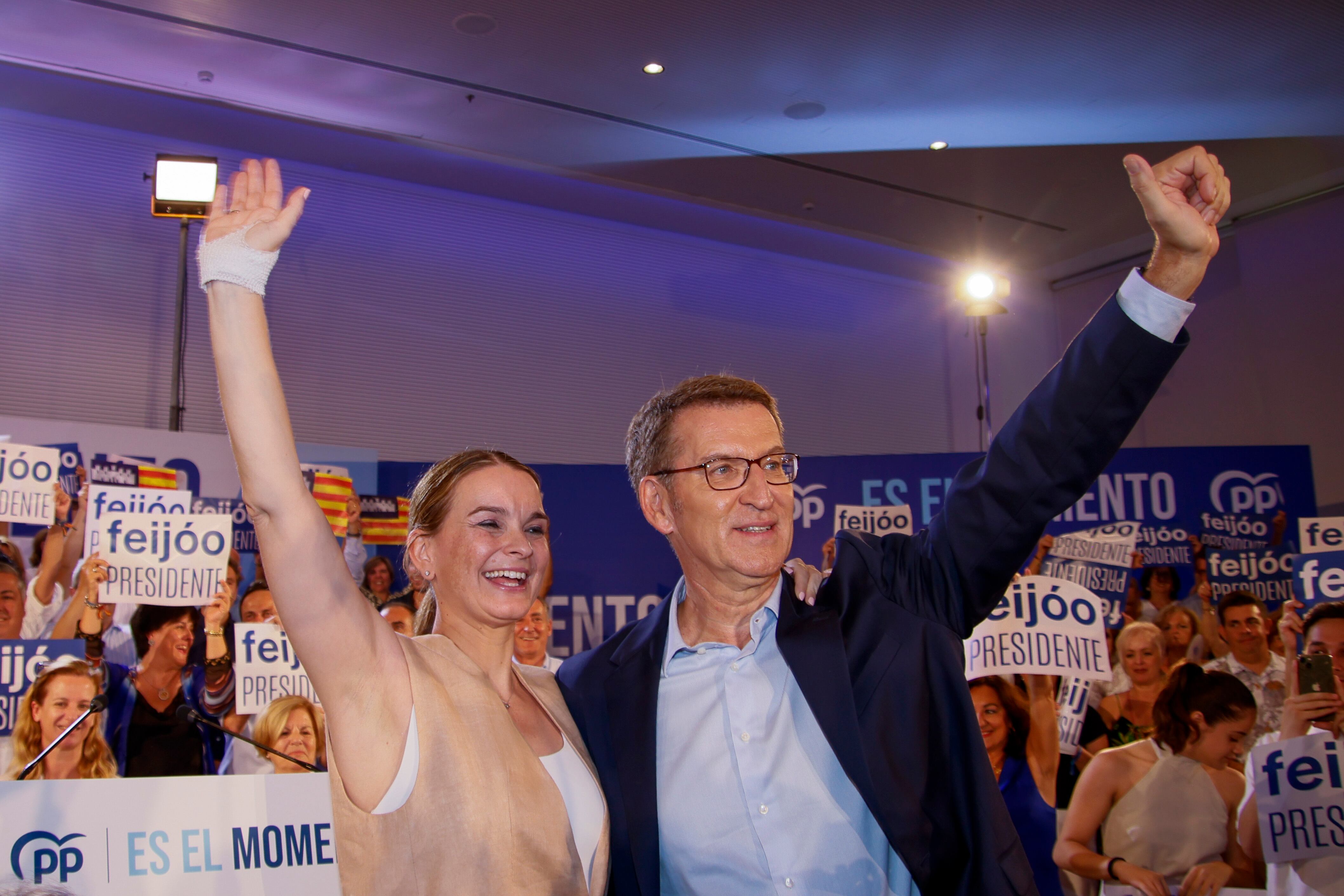 PALMA DE MALLORCA, 18/07/2023.- El presidente del Partido Popular y candidato a la Presidencia del Gobierno, Alberto Núñez Feijóo (d), clausura un mitin junto a la presidenta del Govern y del PP de Baleares, Marga Prohens (i), y el candidato número uno al Congreso, José Vicente Marí (no aparece en imagen), este martes en Palma de Mallorca. EFE/CATI CLADERA
