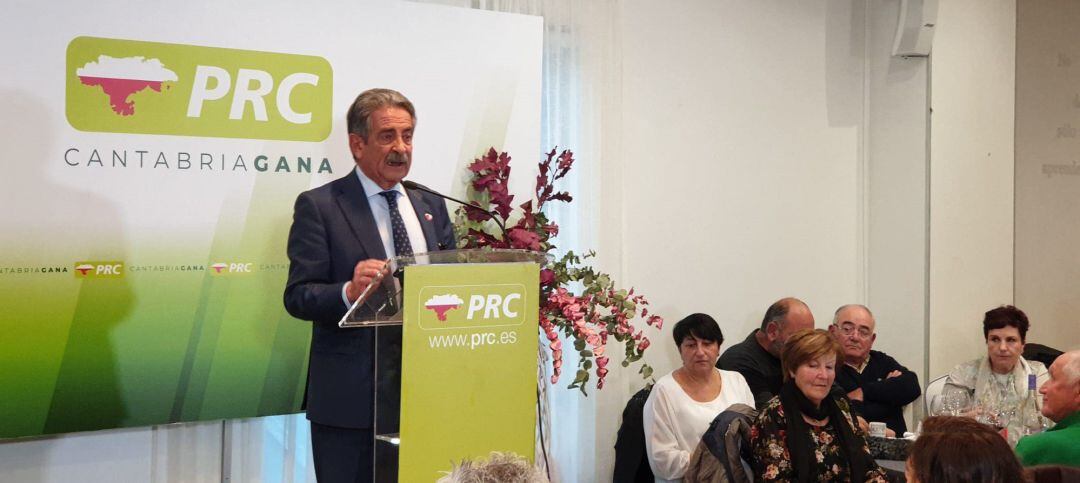 Miguel Ángel Revilla interviene en la tradicional comida navideña del Partido Regionalista de Cantabria.