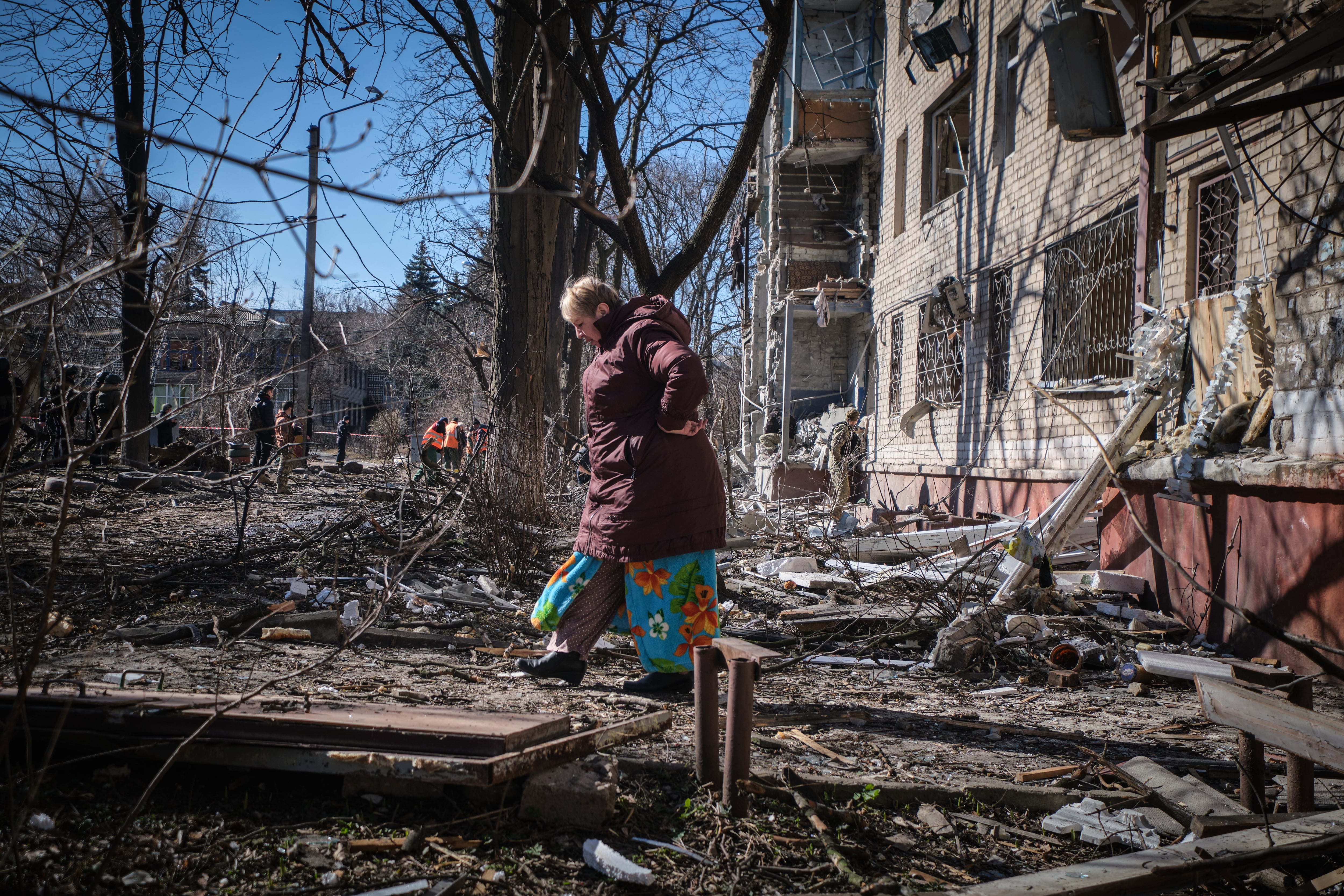 Una mujer entre los escombros tras un ataque en Kramatorsk