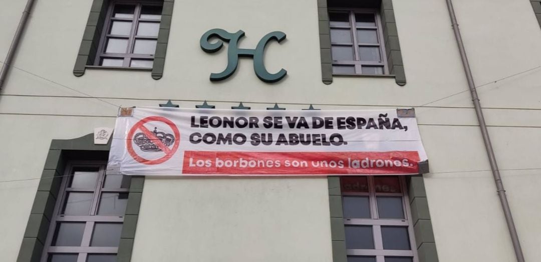 Pancarta retirada del Centro Social La Molinera, en Valladolid