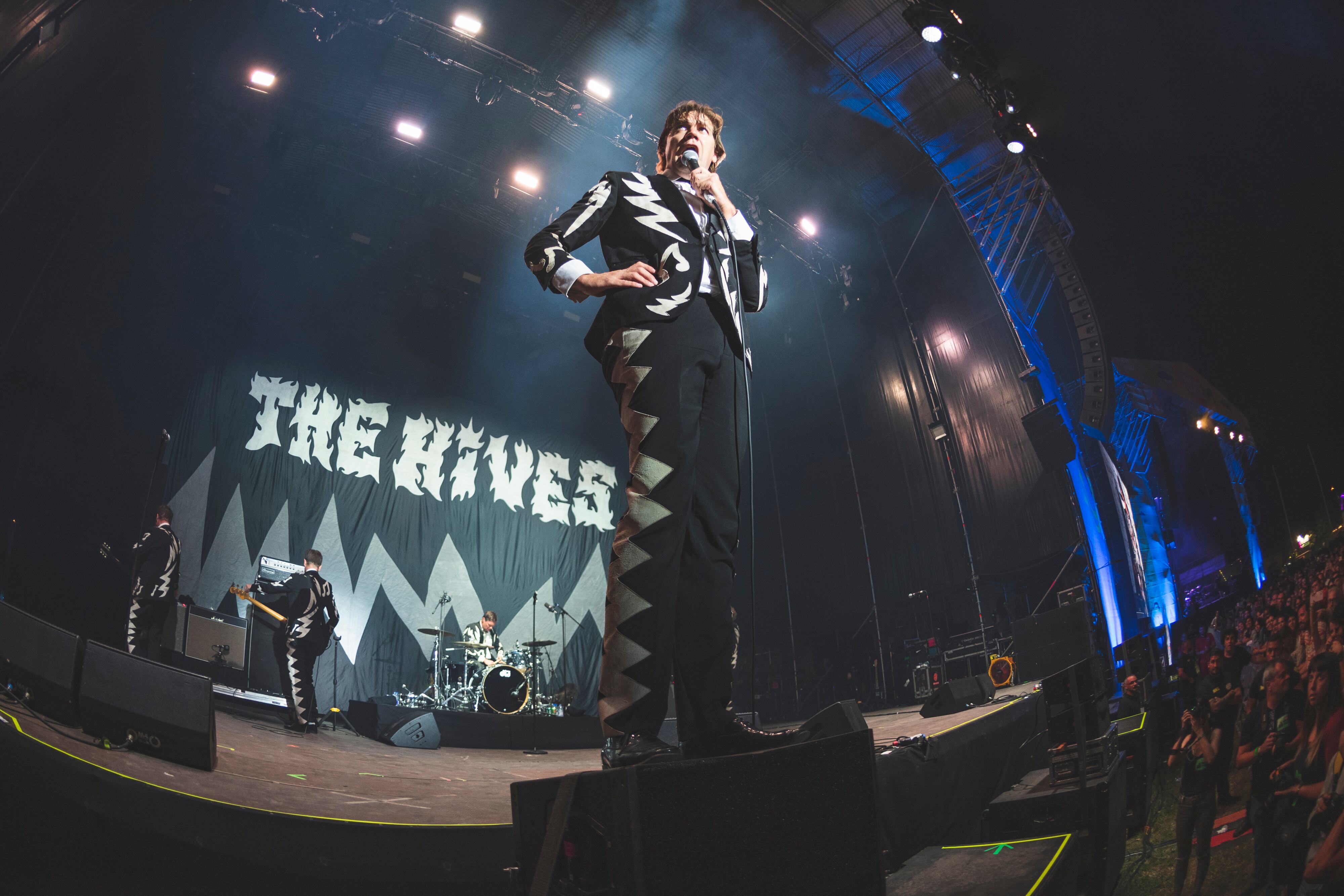 Pelle Almqvist, vocalista de The Hives, durante su concierto en el Dcode