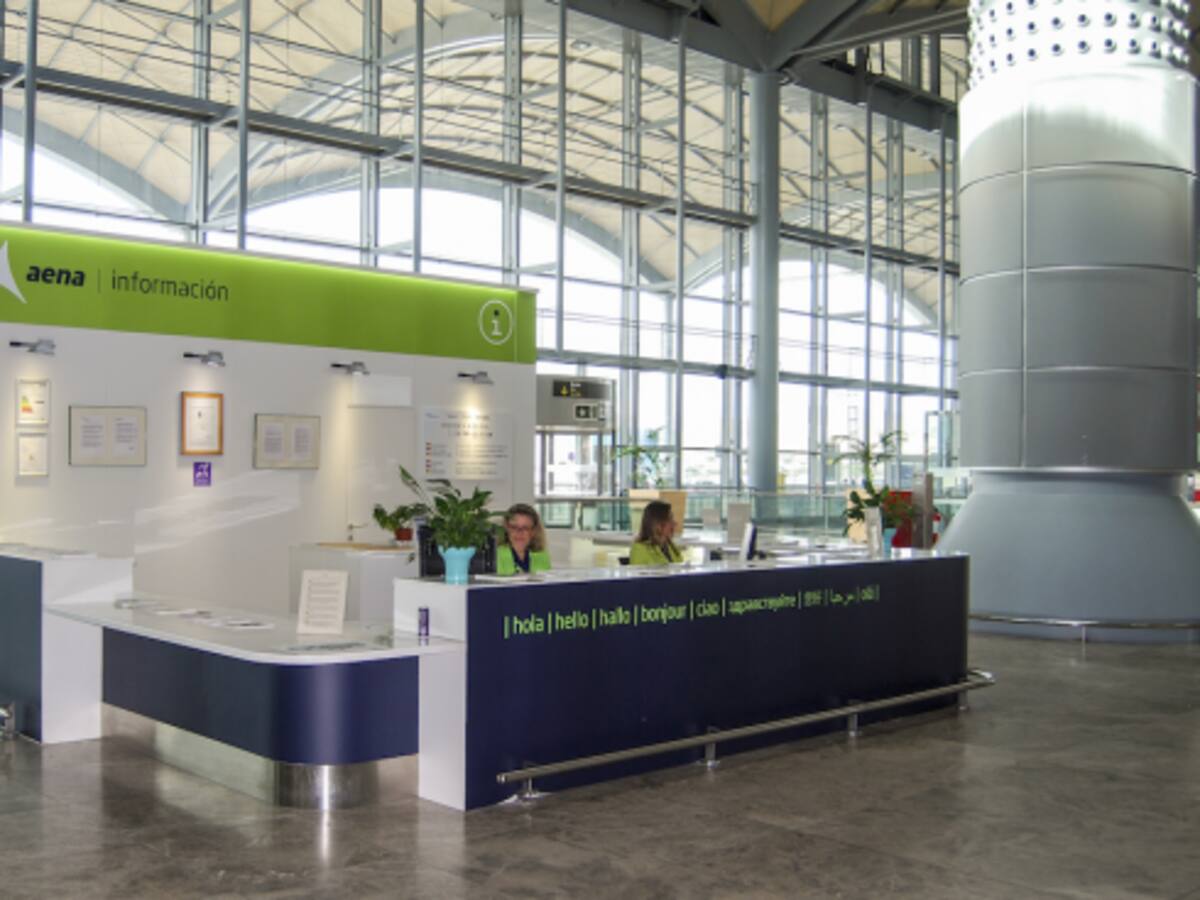 Aena recorta el servicio de información en el aeropuerto de Málaga y despide a seis 'chaquetas verdes'