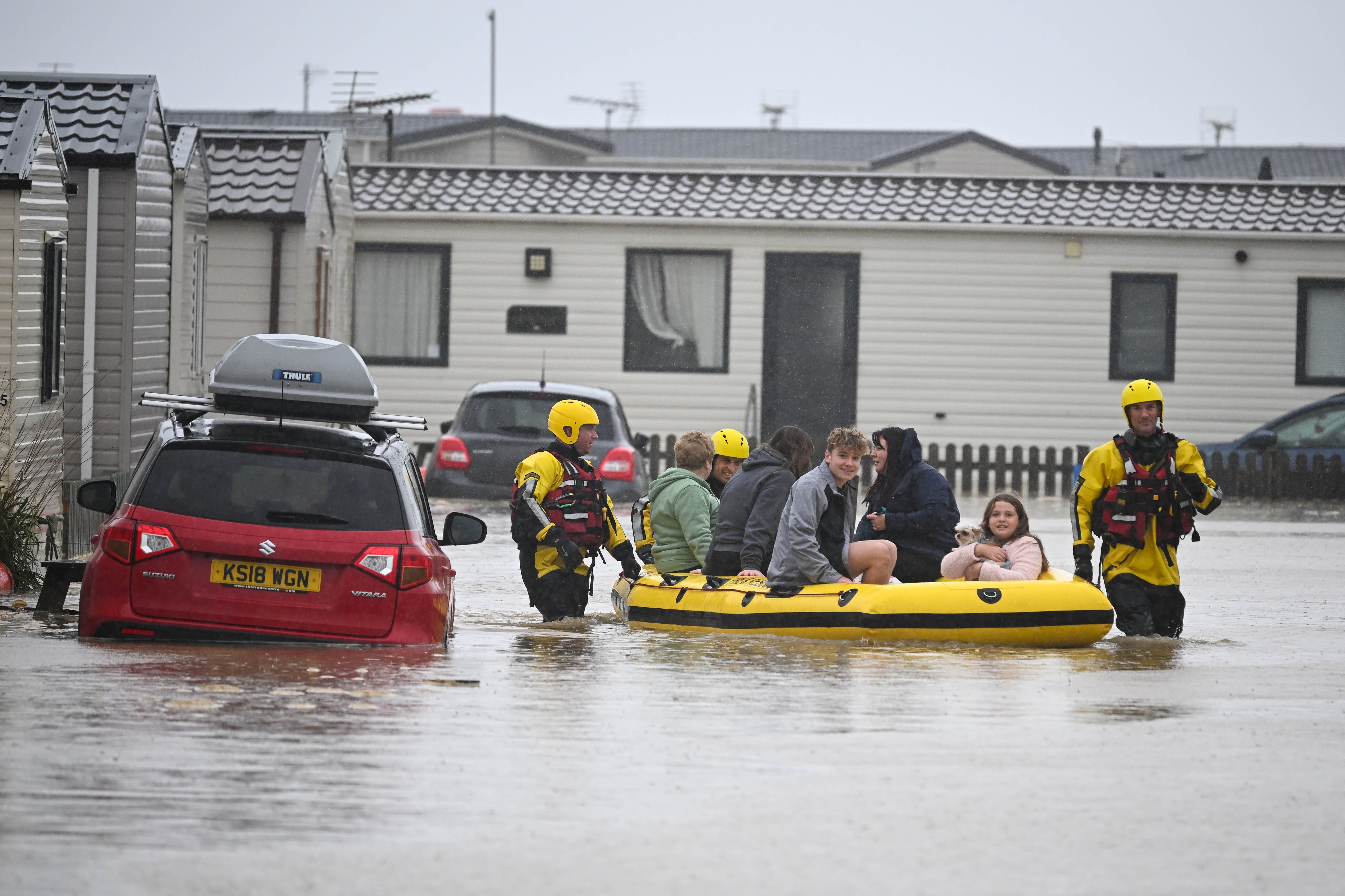 Los servicios de emergencia rescatan a personas atrapadas por el agua de la borrasca Ciaran en Burton Bradstock, Inglaterra