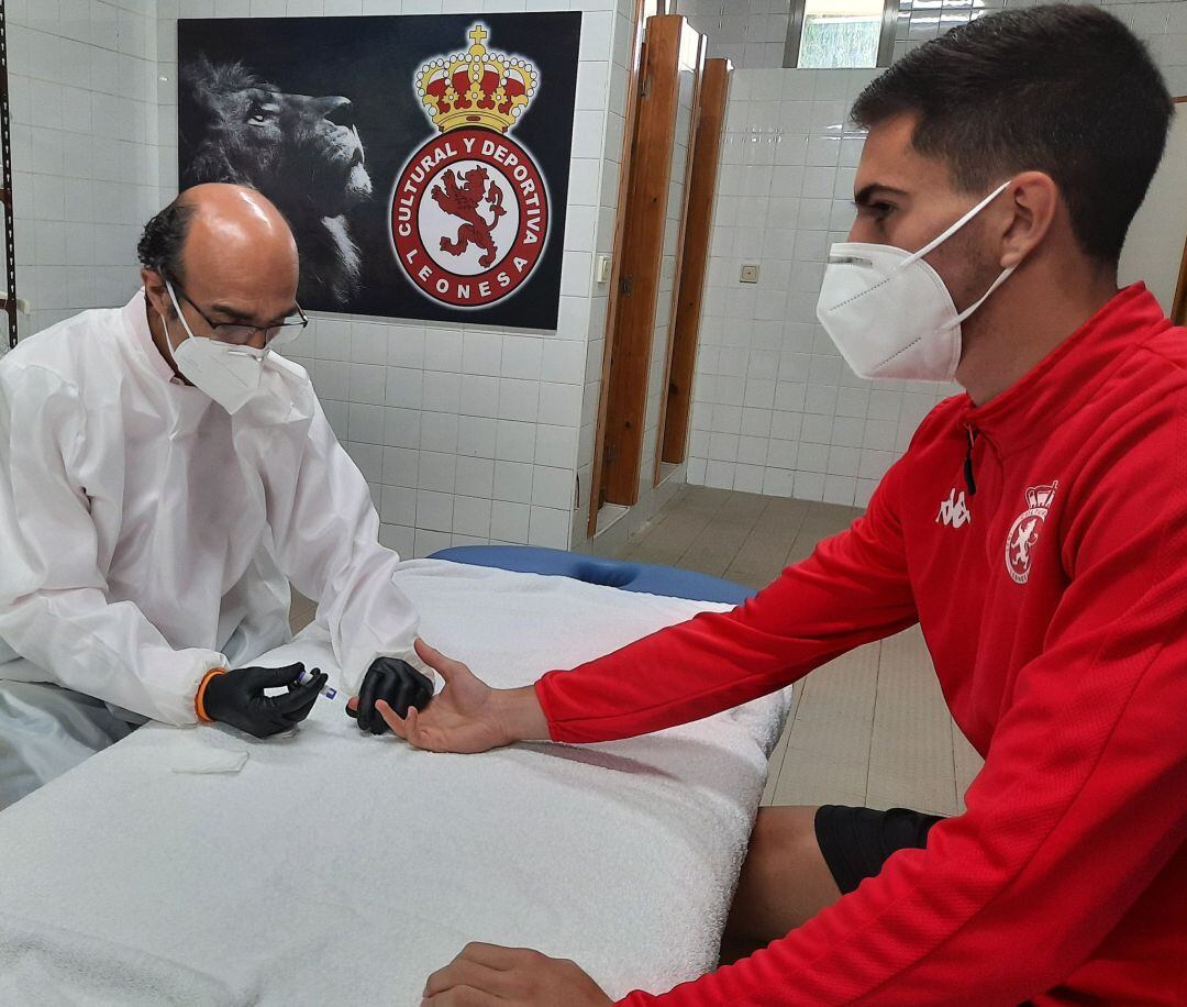 Juan Rodríguez pasando el segundo test del COVID-19