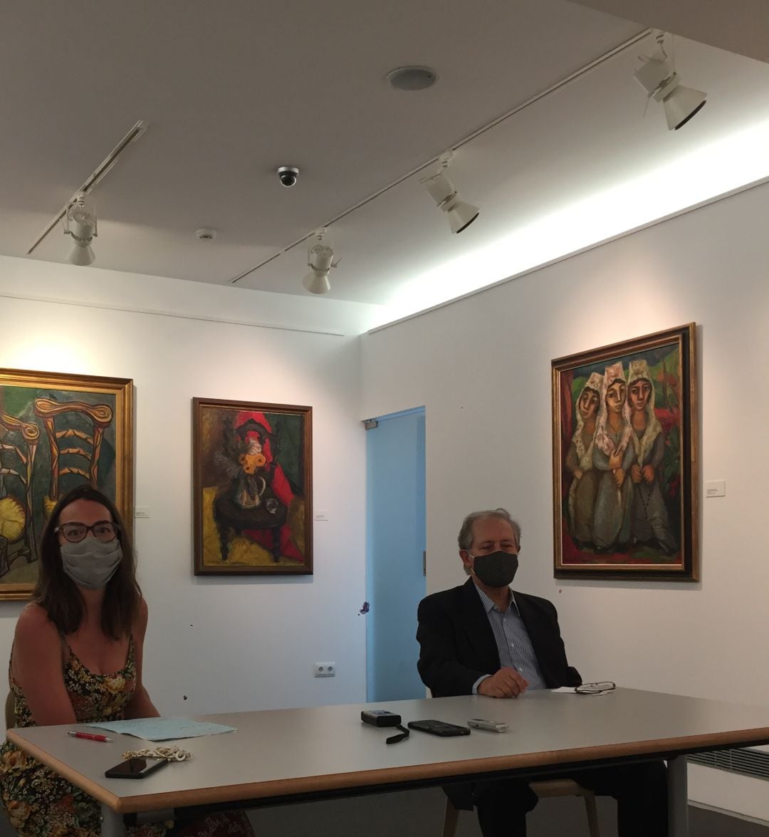 La delegada de Cultura, Juncal Eizaguirre junto con el comisario de la exposición, Iñaki Ruiz de Eguino, en la presentación de la exposición 