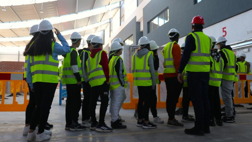 Las visitas de alumnos del IES Manuela Malasaña de Móstoles a la Fundación Laboral de la Construcción se alargarán a lo largo de varias semanas durante diciembre y enero, donde grupos de 60 alumnos por semana conocerán las instalaciones del centro.