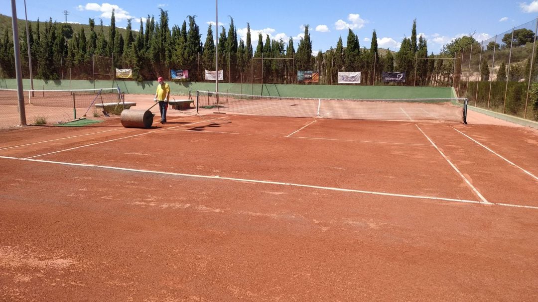 El Club Amigos del Tenis de Elda acondiciona sus instalaciones para la reapertura