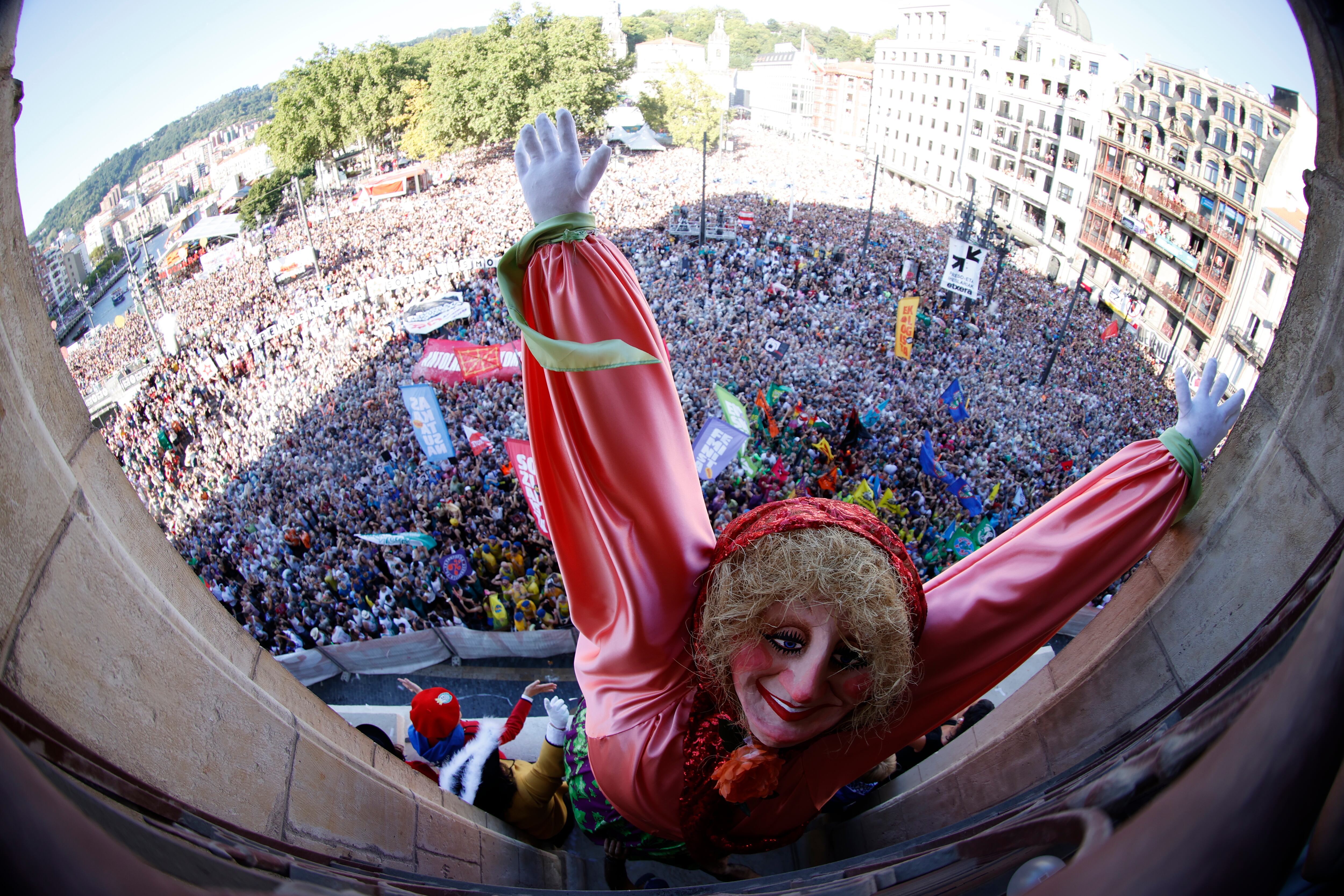 -FOTODELDÍA- BILBAO, 19/08/2023.- Marijaia, personaje ficticio, icono y símbolo de la Semana Grande de Bilbao, preside el inicio de las fiestas de Aste Nagusia hoy sábado en Bilbao. EFE/Luis Tejido