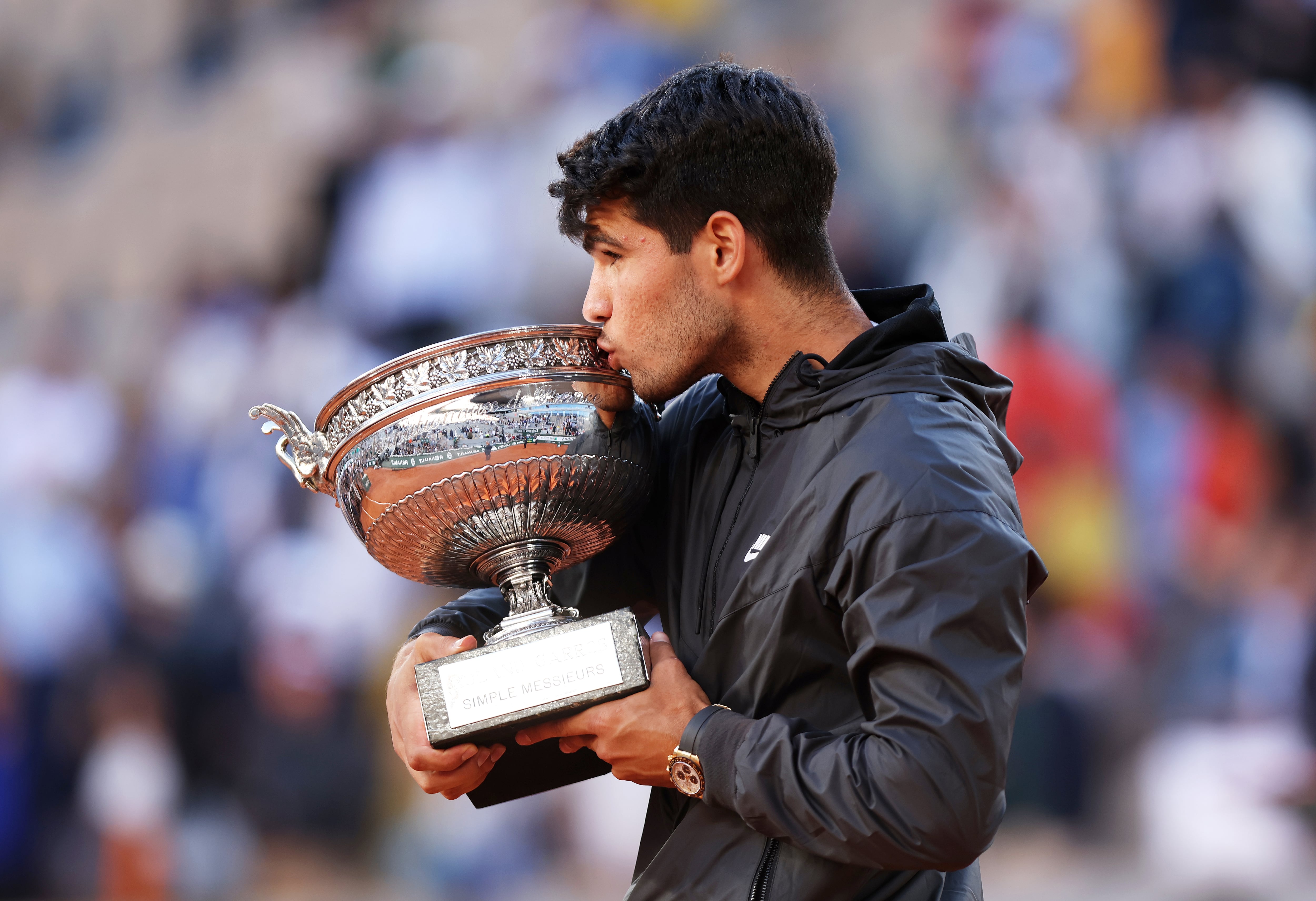 Carlos Alcaraz besa el trofeo de Roland Garros tras ganar en la final a Zverev