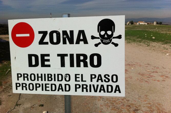 Cartel de prohibición del paso de un camino público colocado por los Fitz James-Stuart