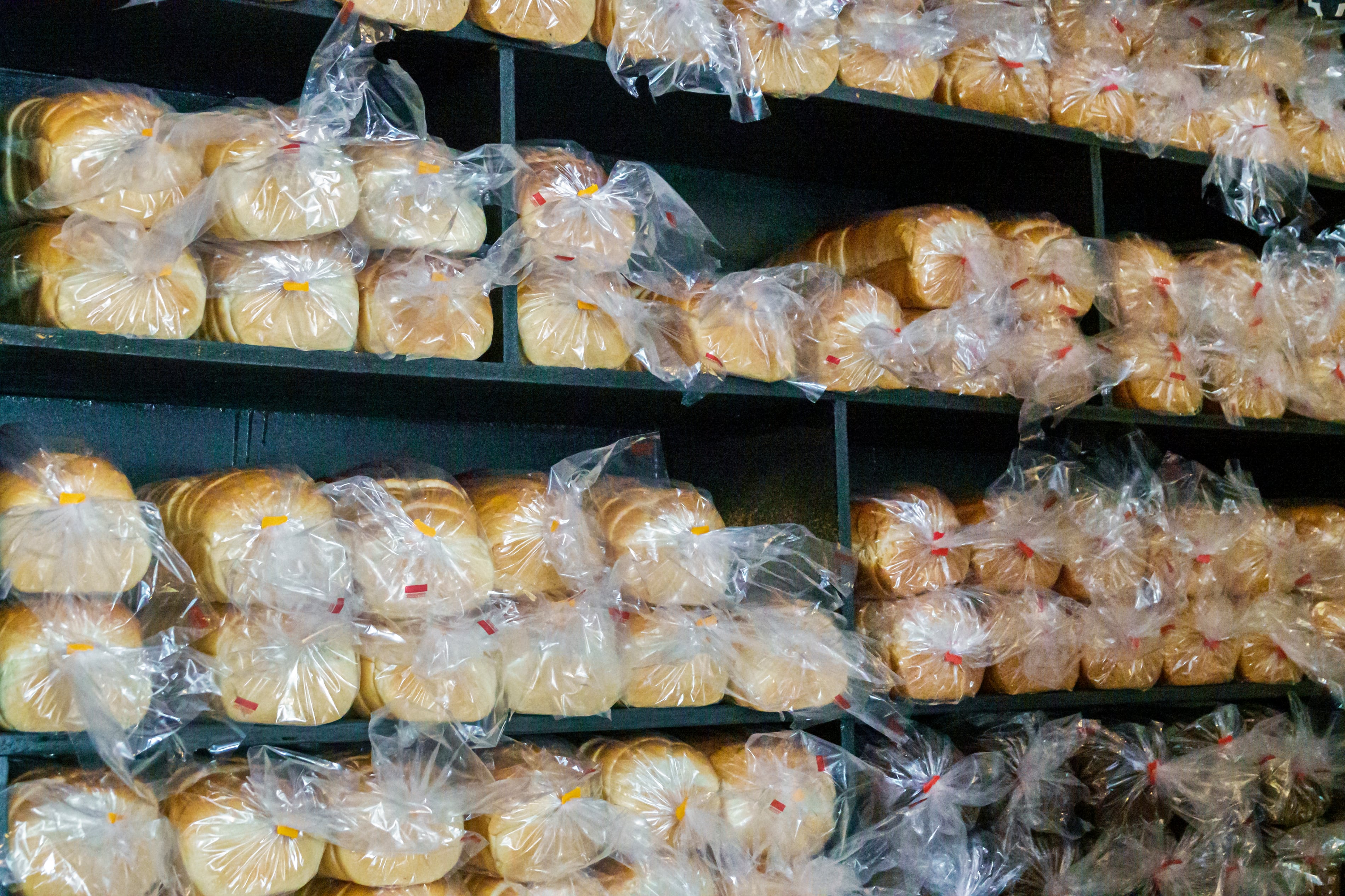 Pan de molde en un estante de supermercado.