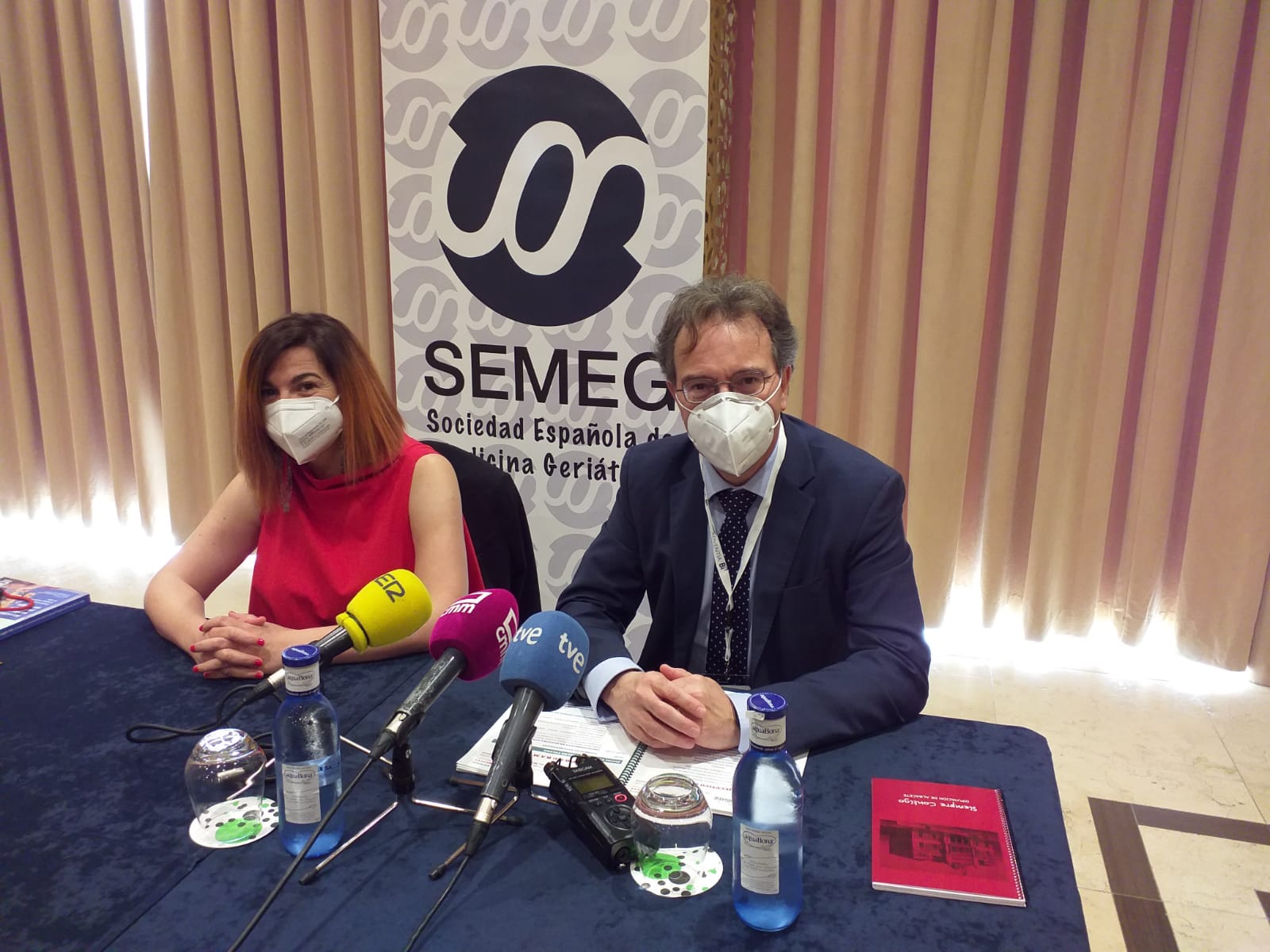 Pedro Abizanda, jefe del servicio de geriatria del Complejo hospitalario de Albacete y la doctora Cristina Alonso  en la presentación del evento