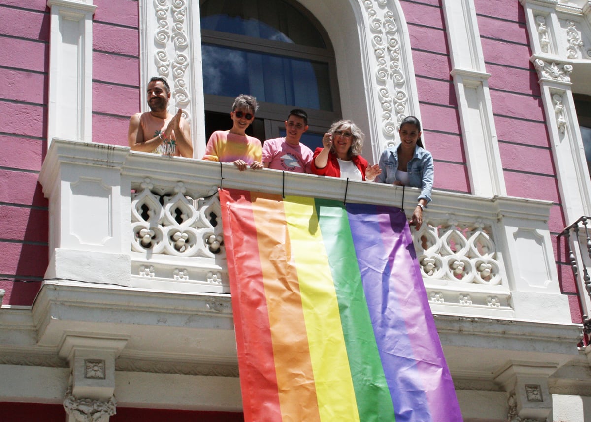 Bandera multicolor en el balcón del Museo Cristina García Rodero de Puertollano