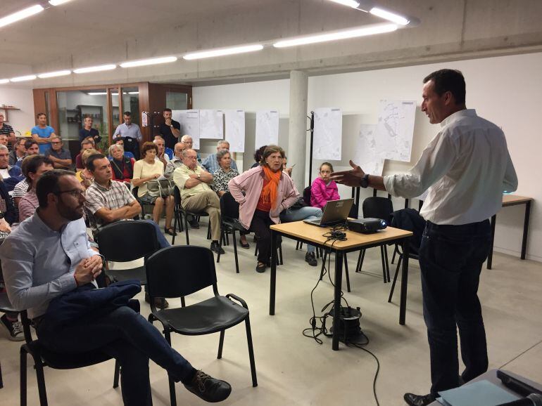 El alcalde de Elche reunido con los vecinos de Peña las Águilas