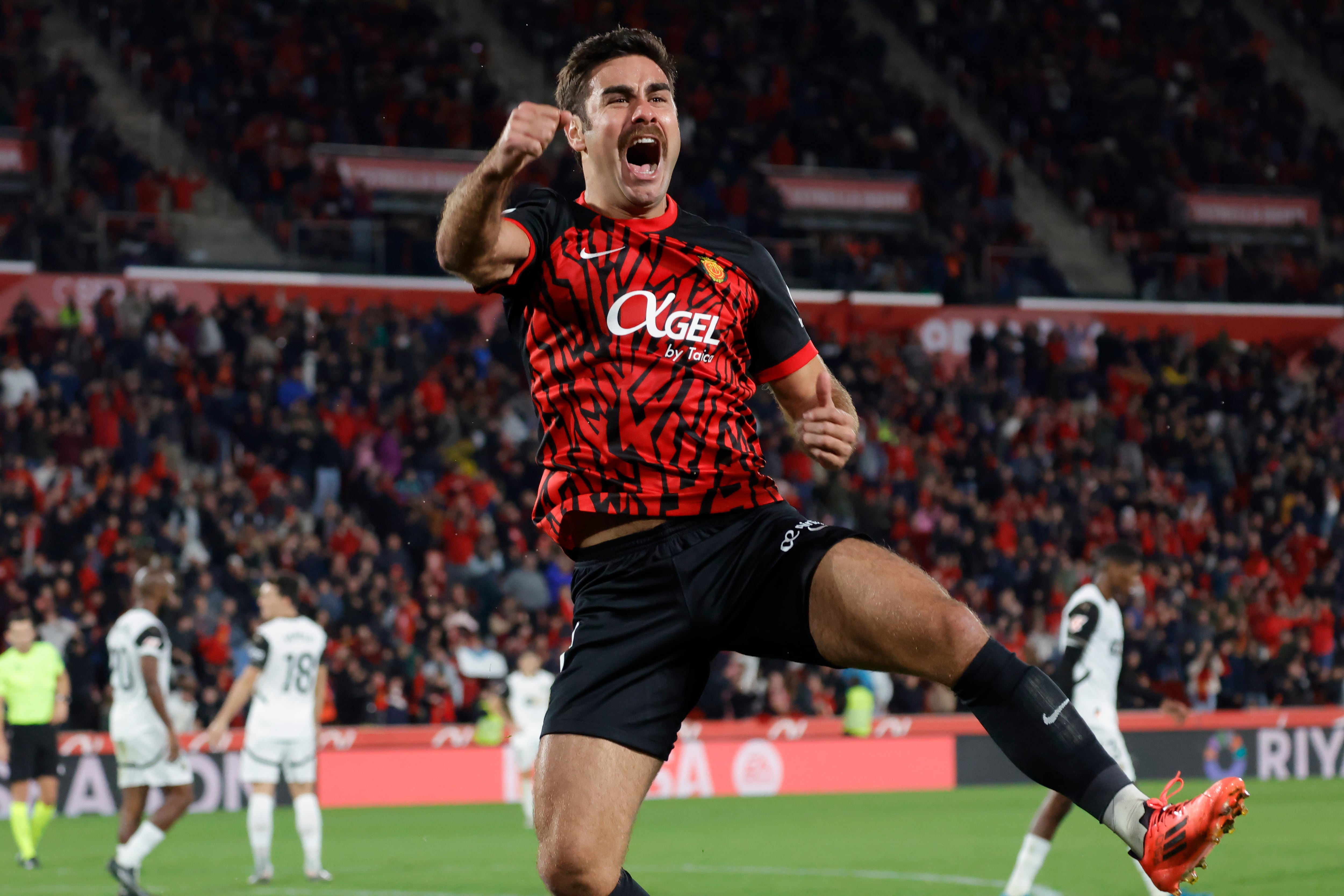 PALMA DE MALLORCA, 29/11/2024.- El delantero del Mallorca Abdón Prats celebra tras anotar en el partido de LaLiga entre el Mallorca y el Valencia, celebrado este viernes en el estadio de Son Moix, en Palma. EFE/CATI CLADERA
