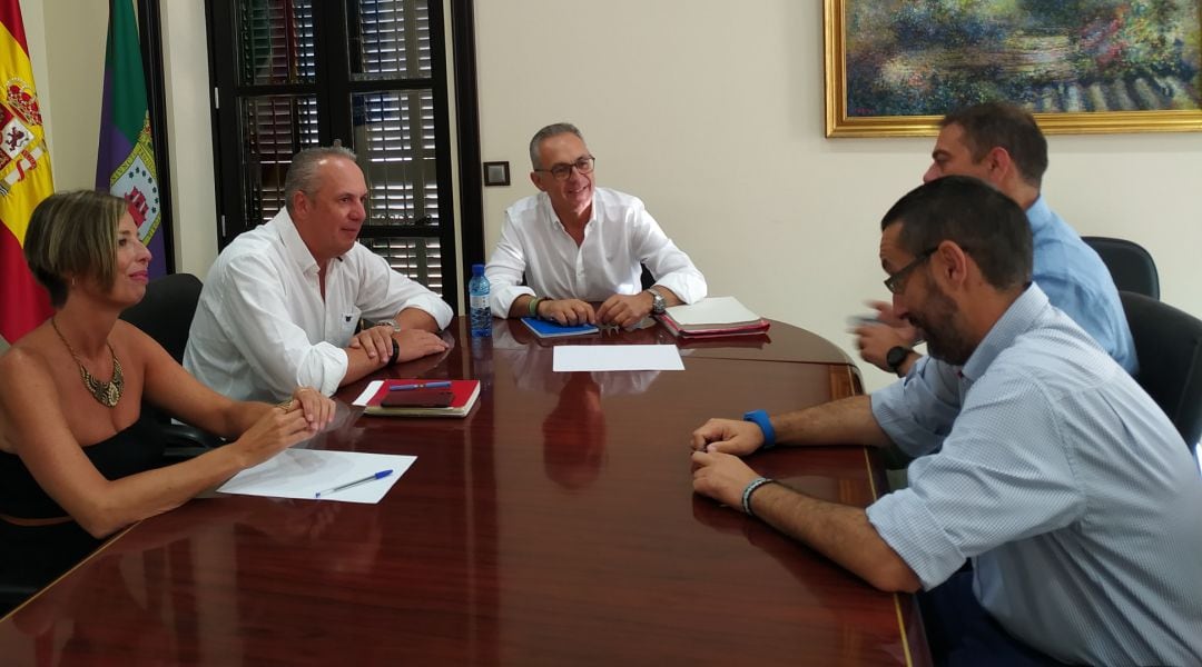 Dirigentes del PSOE y La Línea 100x100, en una reunión el pasado viernes.