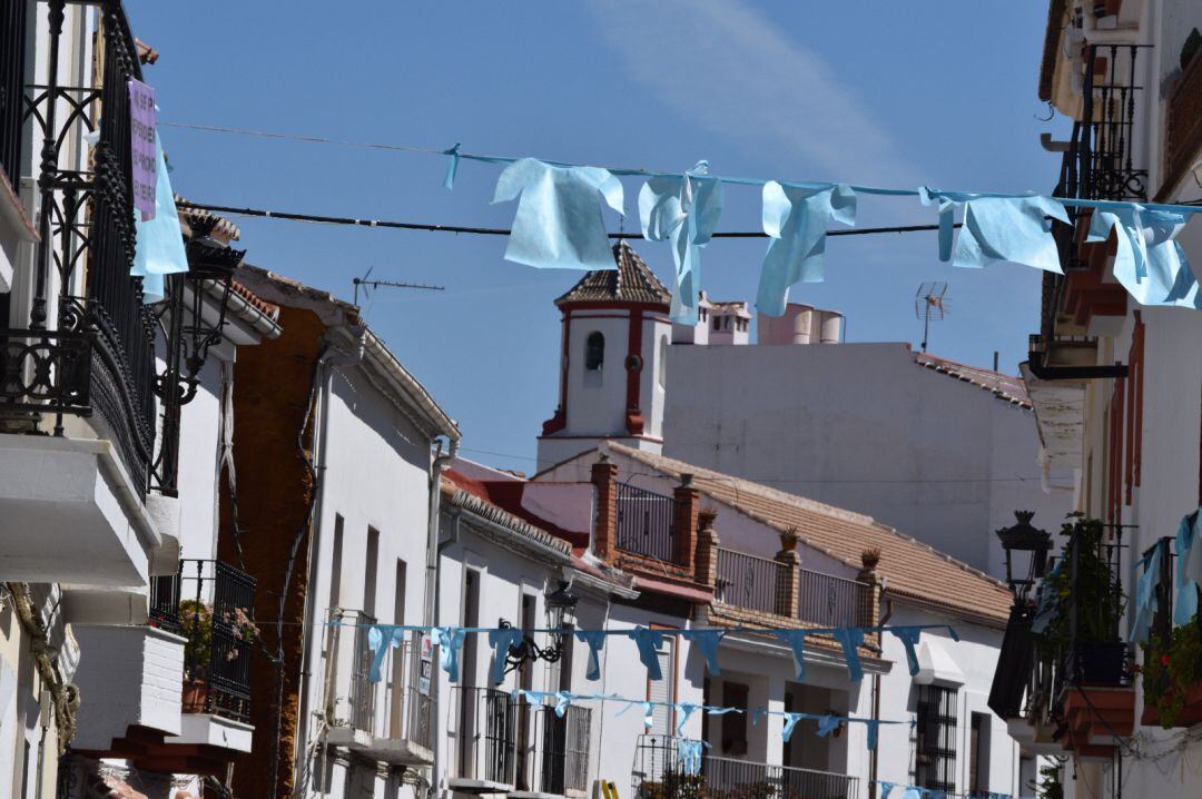 El municipio ha calgado estas imágenes alusivas a las batas sanitarias