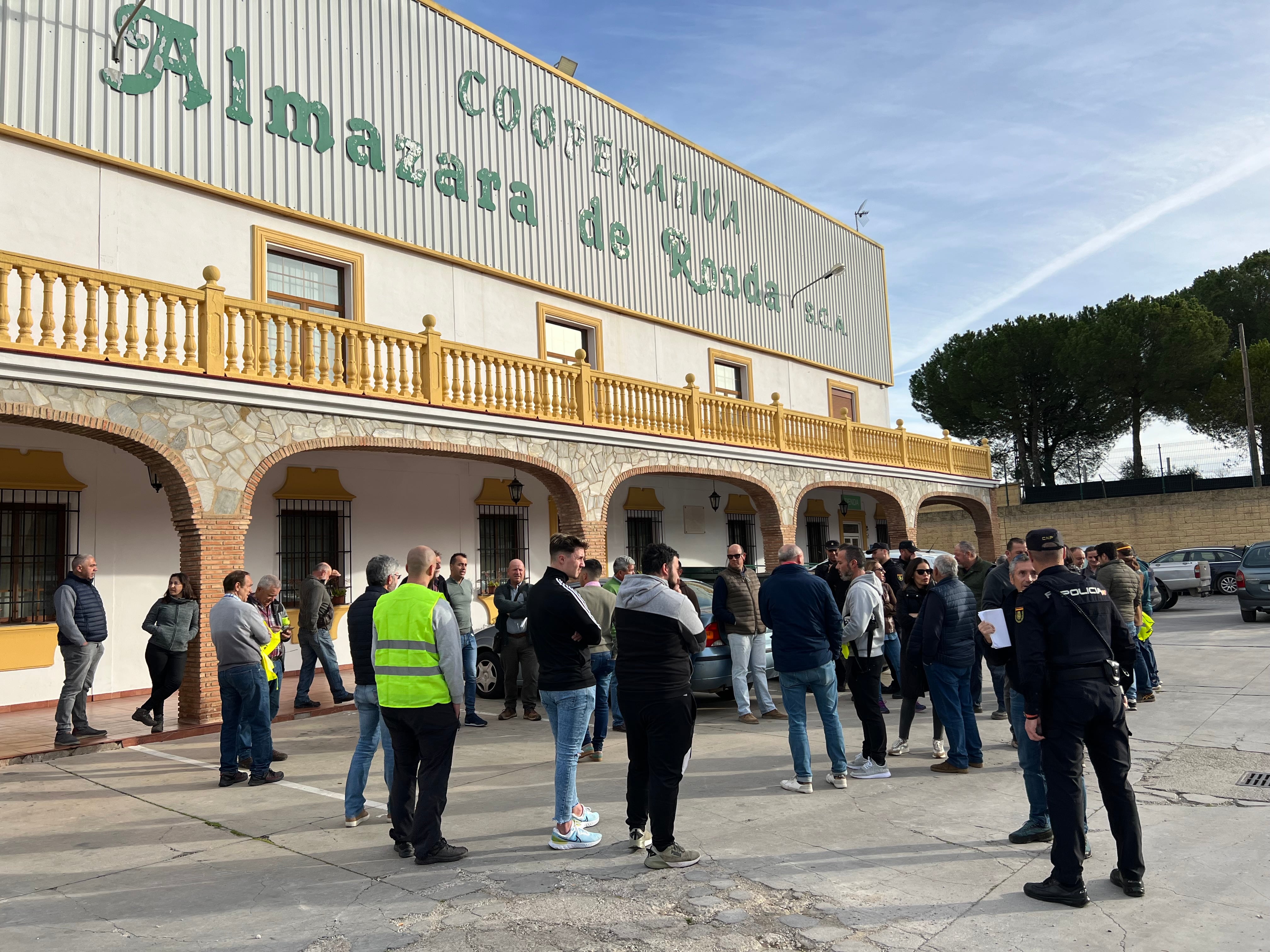 Agricultores de la Serranía de Ronda en la Almazara de Ronda este miércoles