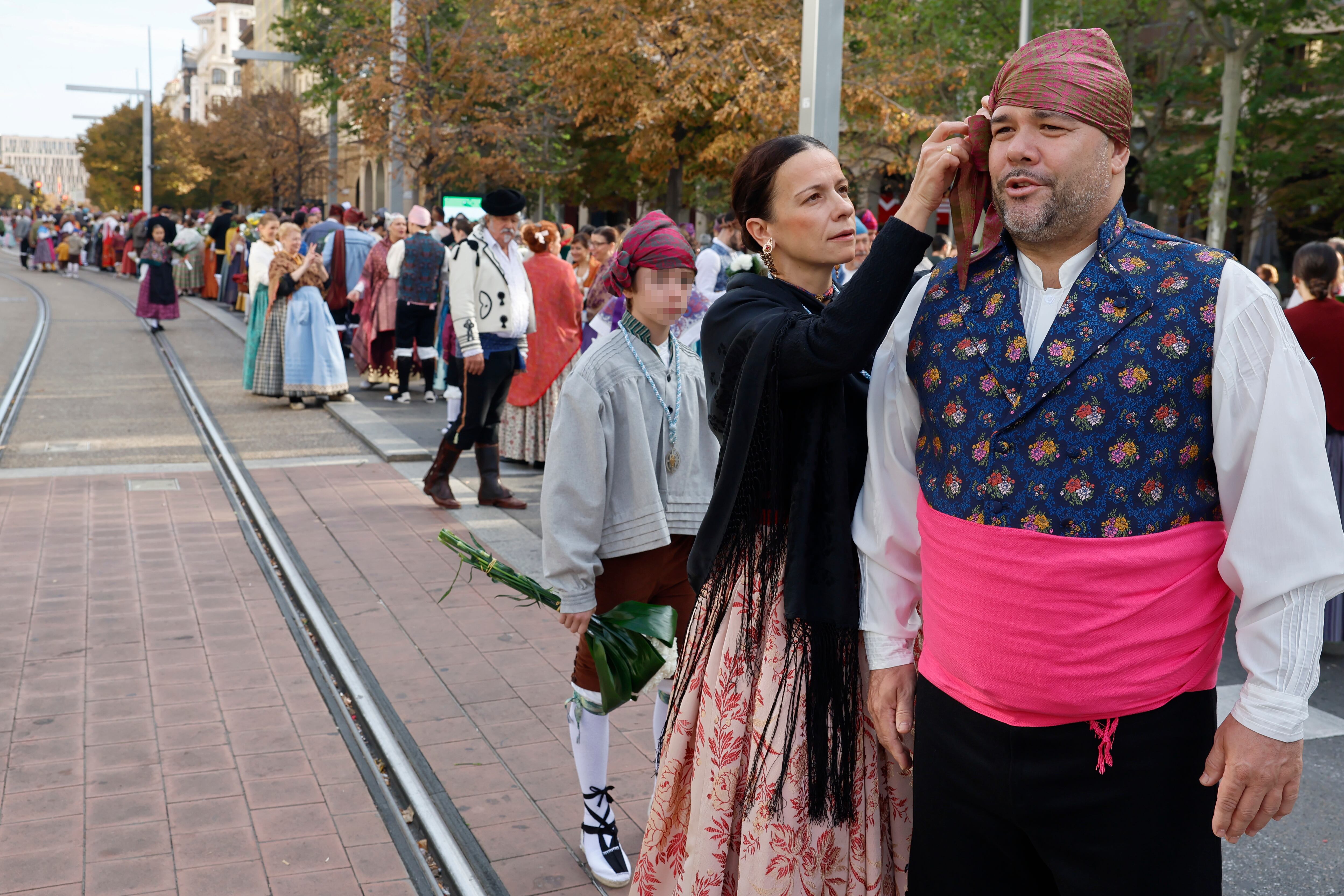ZARAGOZA (ESPAÑA), 12/10/2025.- Miles de personas ataviadas con trajes regionales y flores en mano han participado desde el amanecer en la Ofrenda a la Virgen del Pilar que ha teñido de color y emoción el corazón de Zaragoza durante una jornada soleada, que ha sorteado las previsiones de lluvia. EFE/ Javier Cebollada

