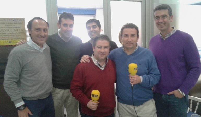 Ángel Haro y José Miguel López Catalán, junto a los componentes de la redacción deportiva de Radio Sevilla: Santi Ortega, Manolo Aguilar, Florencio Ordóñez y Fran Ronquillo