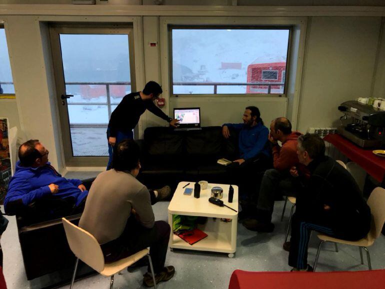 Sergi Gonzàlez (AEMET) durante un briefing de predicción meteorológica en la Base &#039;Juan Carlos I&#039; en la isla Livingston