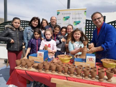 Algunos de los niños y niñas participantes en el taller de artesanía