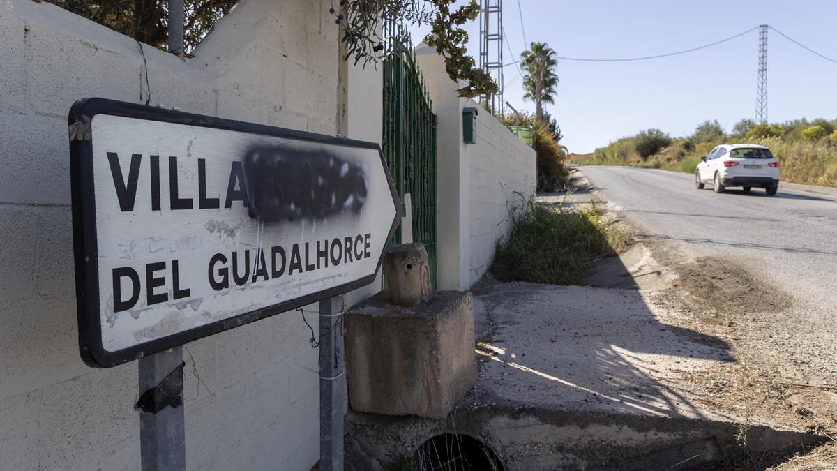 El cartel de la entrada de la pedanía Villafranco del Guadalhorce, con parte del nombre tachado