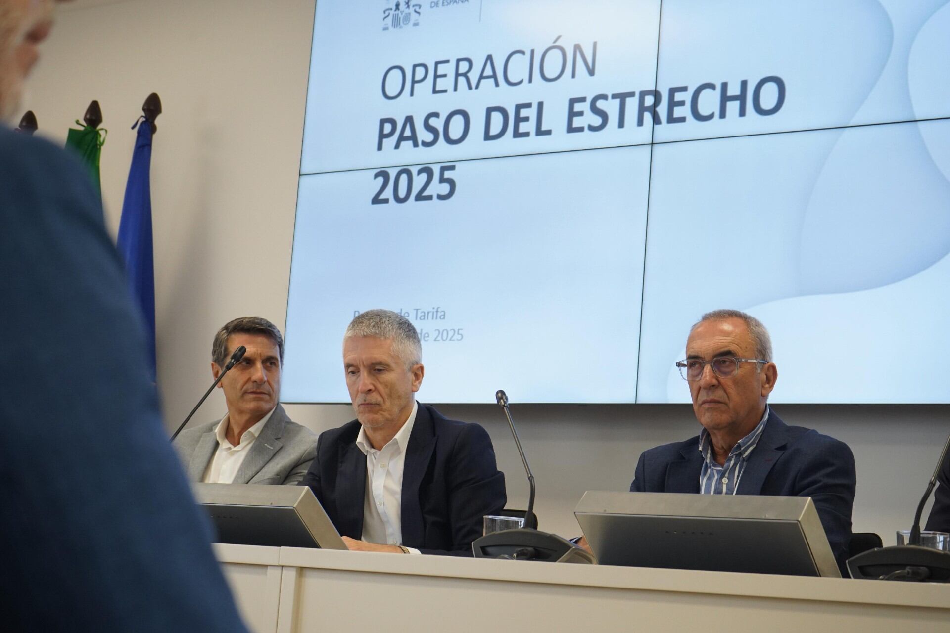 El ministro del Interior, en el centro de la imagen, junto al delegado del Gobierno en Andalucía y al alcalde de Tarifa.