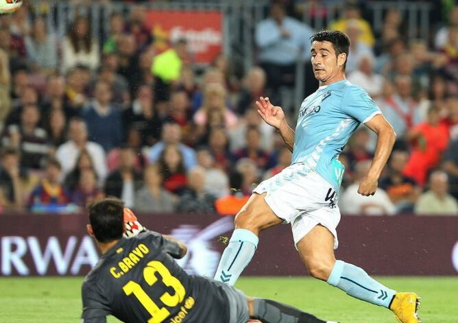 Claudio Bravo detiene a Saúl Berjón el claro mano a mano con el que el Eibar se pudo adelantar en el Camp Nou.