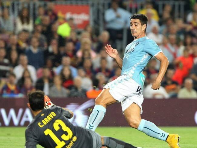 Claudio Bravo detiene a Saúl Berjón el claro mano a mano con el que el Eibar se pudo adelantar en el Camp Nou.