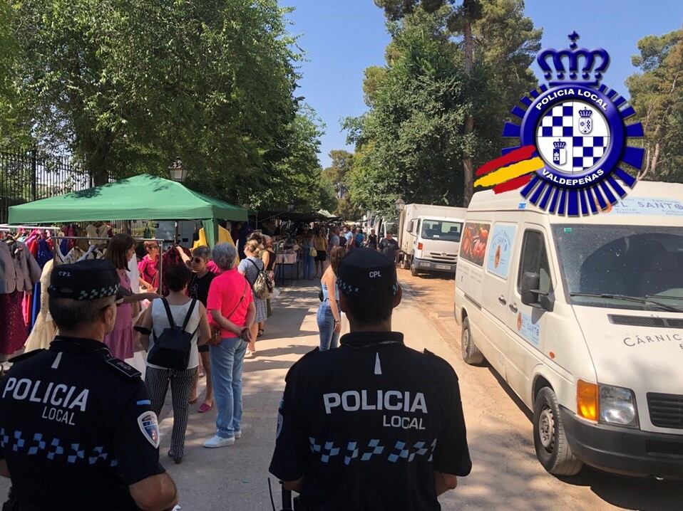 Imagen de una patrulla de la Policía Local de Valdepeñas en el tradicional mercadillo de los jueves en el Parque Cervantes