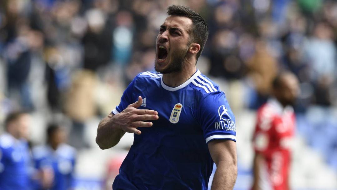 Joselu celebra un gol con la camiseta del Oviedo