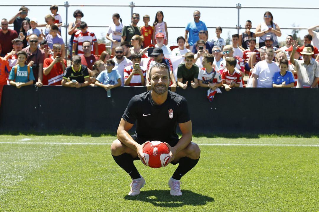 Soldado posa durante su presentación