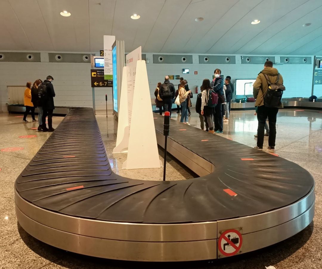 Zona de recogida de equipajes en el aeropuerto de Bilbao 