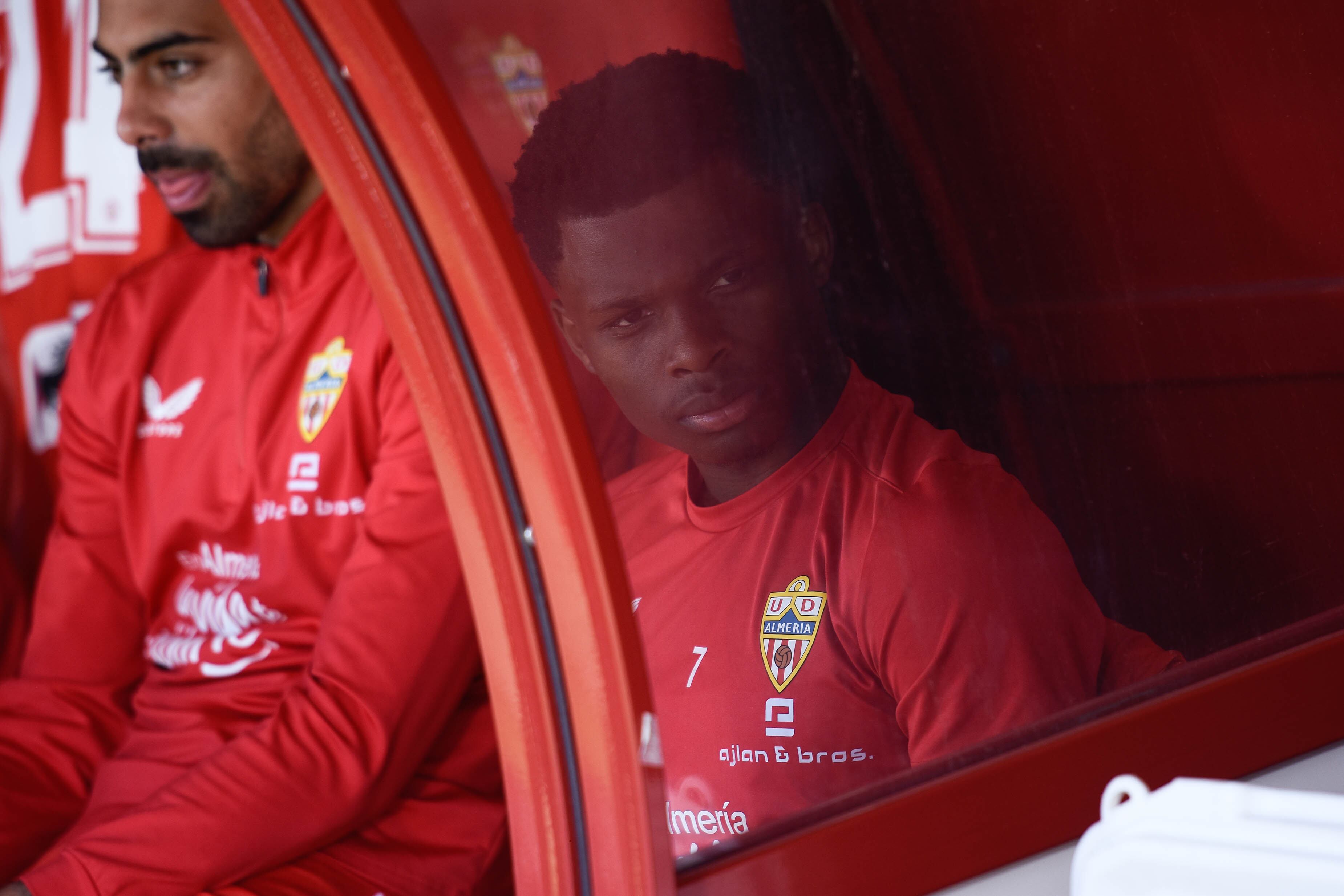 Ramazani en el banquillo del Estadio de los Juegos Mediterráneos ante el Cádiz.