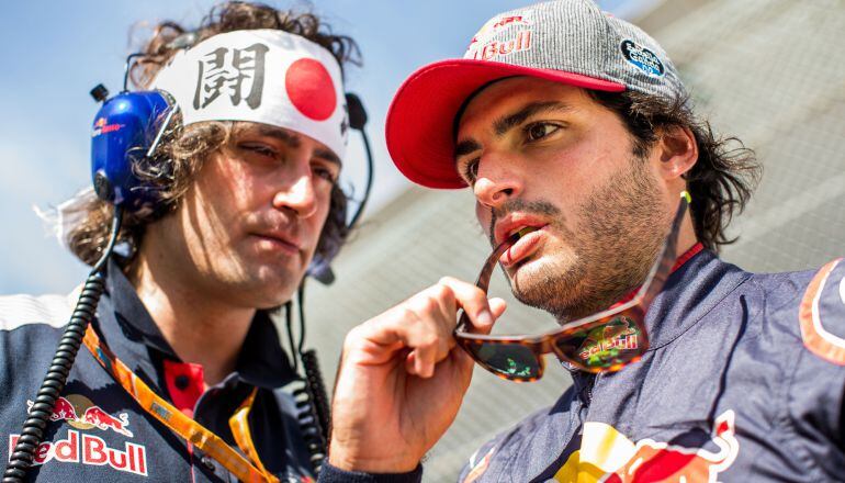 Carlos Sainz, junto a su ingeniero Marco Matassa