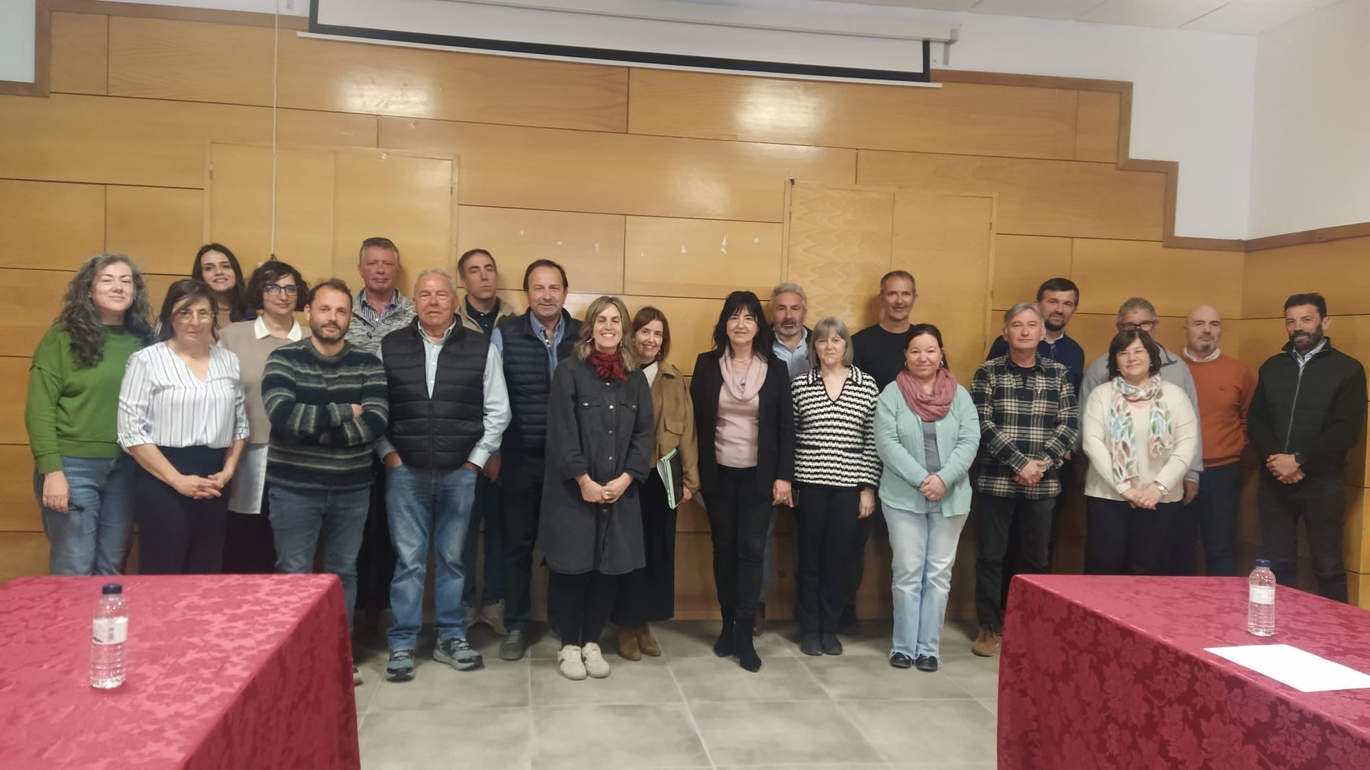 Foto de familia de los participantes en la reunión