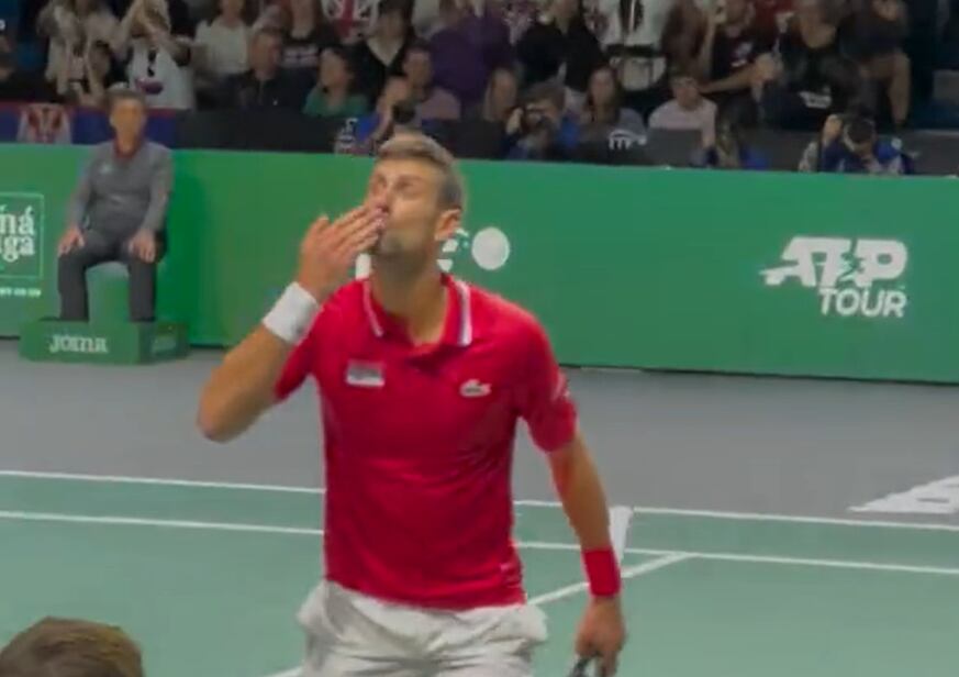 Djokovic lanza un beso a un aficionado rival