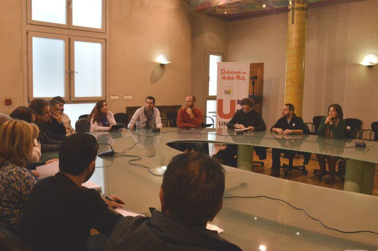 Candidatos de Unidad Popular y miembros de Izquierda Unida se reúnen con Comités de Empresas de Granada para explicarles sus políticas de empleo.