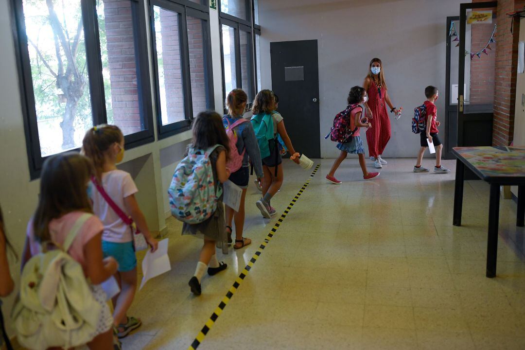 Alumnos siguiendo un circuito para salir del colegio. 