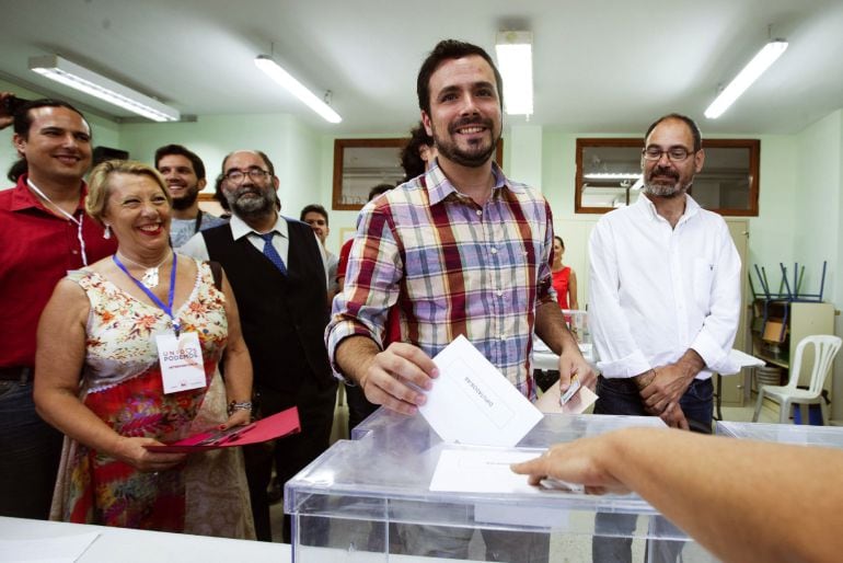 El candidato número 5 de Unidos Podemos por Madrid, Alberto Garzón (2d), deposita su voto en el colegio Manuel Laza Palacios del Rincón de la Victoria (Málaga). Los colegios electorales han abierto sus puertas a las 09:00 horas para recoger el voto de los