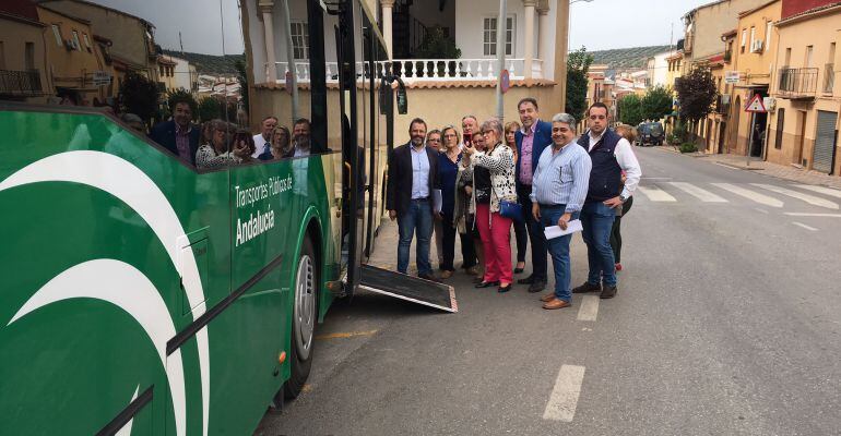 El delegado de Fomento, Rafael Valdivielso (izquierda) junto a responsables políticos y sociales del Condado.