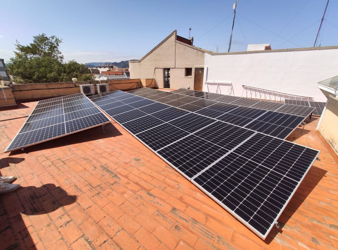 Placas solares en edificios municipales de Bellreguard 