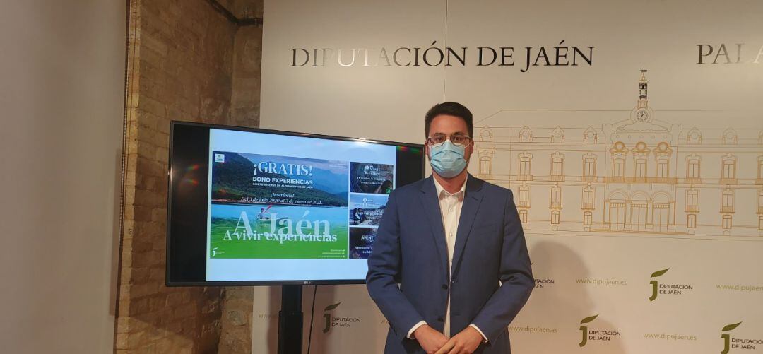 El diputado de Turismo, Francisco Javier Lozano, presentando el programa &#039;A Jaén, a Vivir Experiencias&#039;.