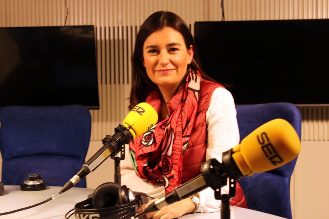 La exministra Carmen Montón, en los estudios de la Cadena SER en Madrid